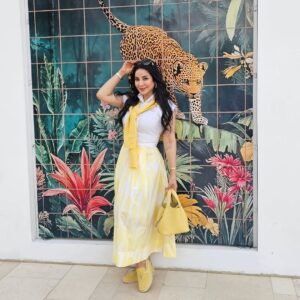 Lojain Omran Instagram - ..
Don't stress....
Just wear a yellow dress 🍋🌼🌻🏵🌟✨️💛😊