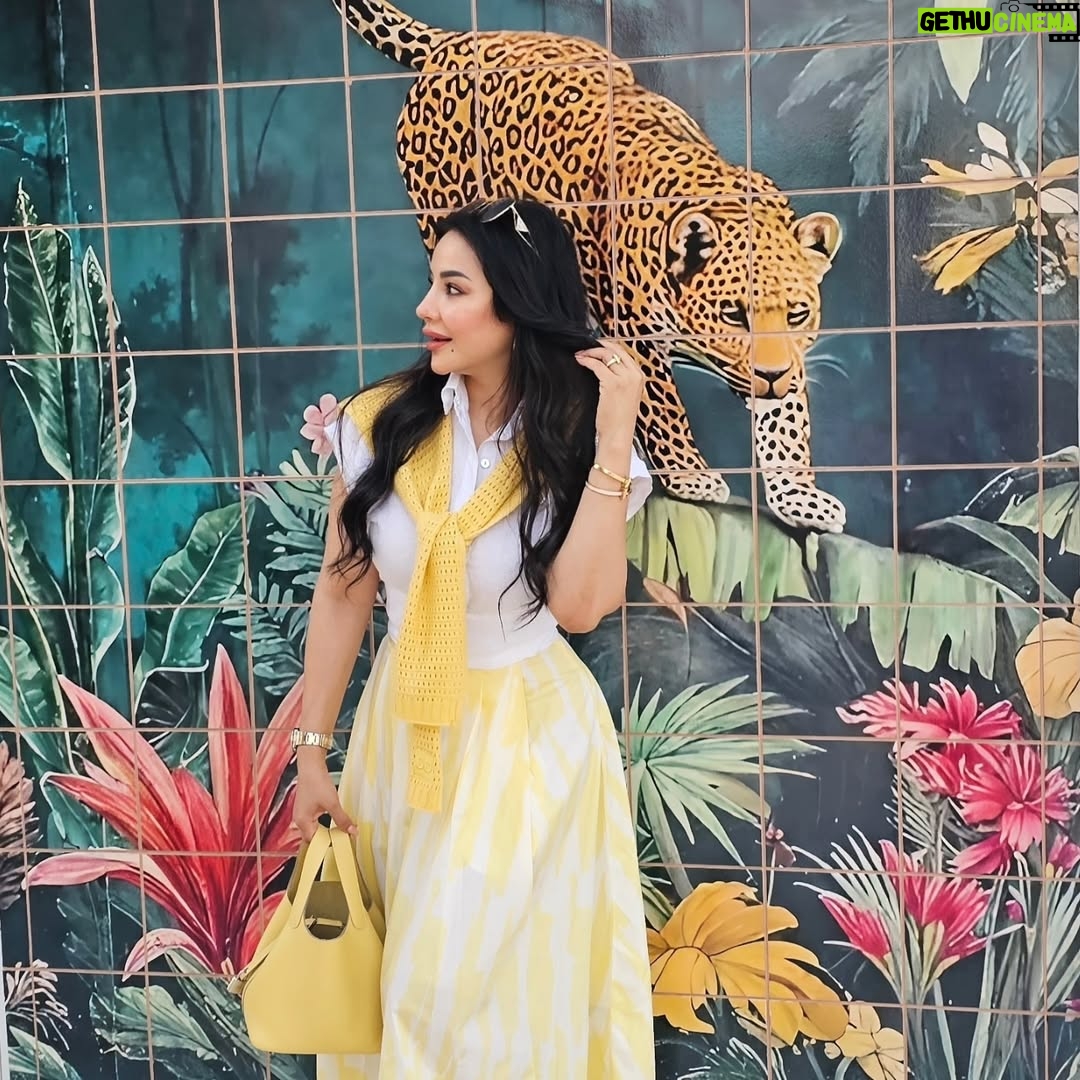 Lojain Omran - 3 Likes - ..
Don't stress....
Just wear a yellow dress 🍋🌼🌻🏵🌟✨️💛😊