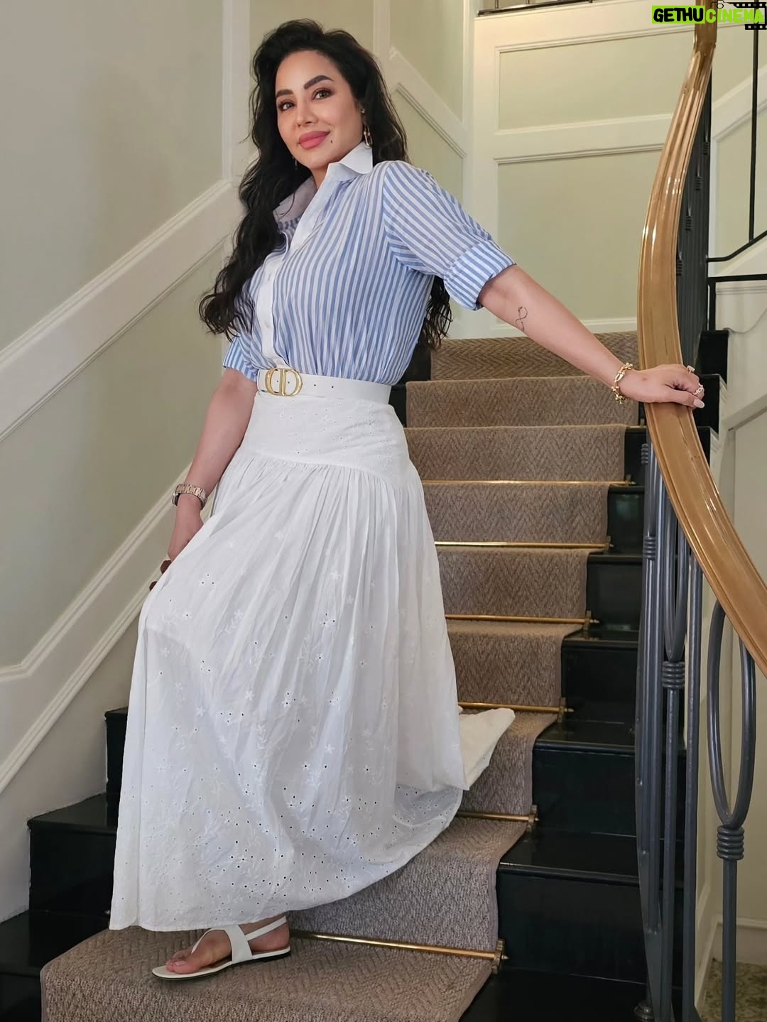 Lojain Omran - 3 Likes - ..
بين اللي (رضاهم) بعد رضا رب العالمين أهم مافي الدنيا
..
إنتو الخير و البركة و الراحة 
ممتنة لتربيتكم اللي عرفت قيمتها في هالزمن أكثر من أي وقت مضى
ممتنة لكل حضن و لكل قبلة و لكل لمسة حنان و لكل نصيحة كان دافعها الحب و الخوف على مصلحتي 
ممتنة لشعور الدفا و الإستقرار و الأمان اللي أحسه بينكم 
الله لا يحرمني منكم و يديمكم فوق راسي عز و فخر 🙏🥰❤️
..
..
#العائلة_أهم ##العائلة_أولا  # #لجين_عمران  #عالم_لجين #lojain_omran