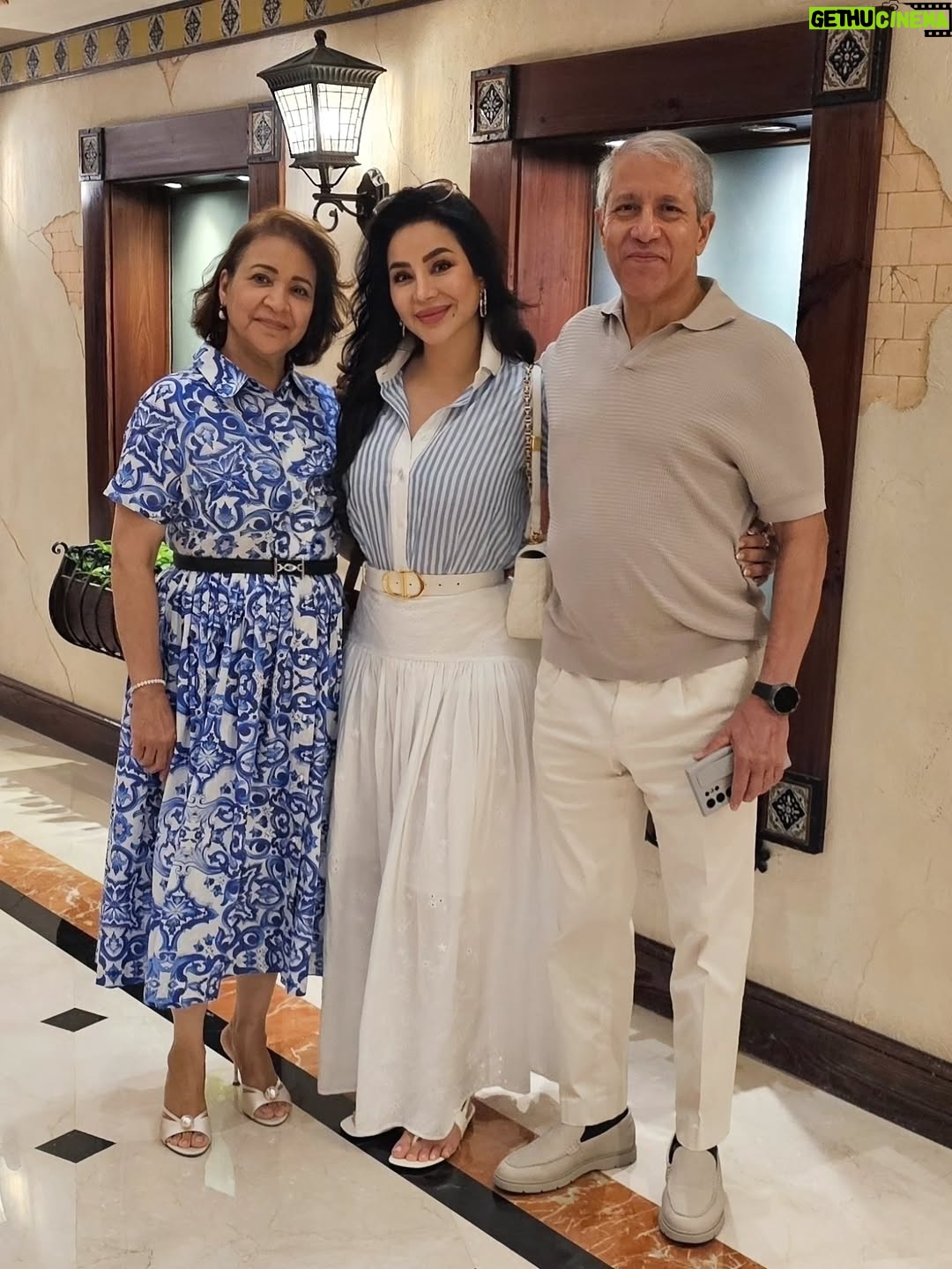 Lojain Omran - 3 Likes - ..
بين اللي (رضاهم) بعد رضا رب العالمين أهم مافي الدنيا
..
إنتو الخير و البركة و الراحة 
ممتنة لتربيتكم اللي عرفت قيمتها في هالزمن أكثر من أي وقت مضى
ممتنة لكل حضن و لكل قبلة و لكل لمسة حنان و لكل نصيحة كان دافعها الحب و الخوف على مصلحتي 
ممتنة لشعور الدفا و الإستقرار و الأمان اللي أحسه بينكم 
الله لا يحرمني منكم و يديمكم فوق راسي عز و فخر 🙏🥰❤️
..
..
#العائلة_أهم ##العائلة_أولا  # #لجين_عمران  #عالم_لجين #lojain_omran