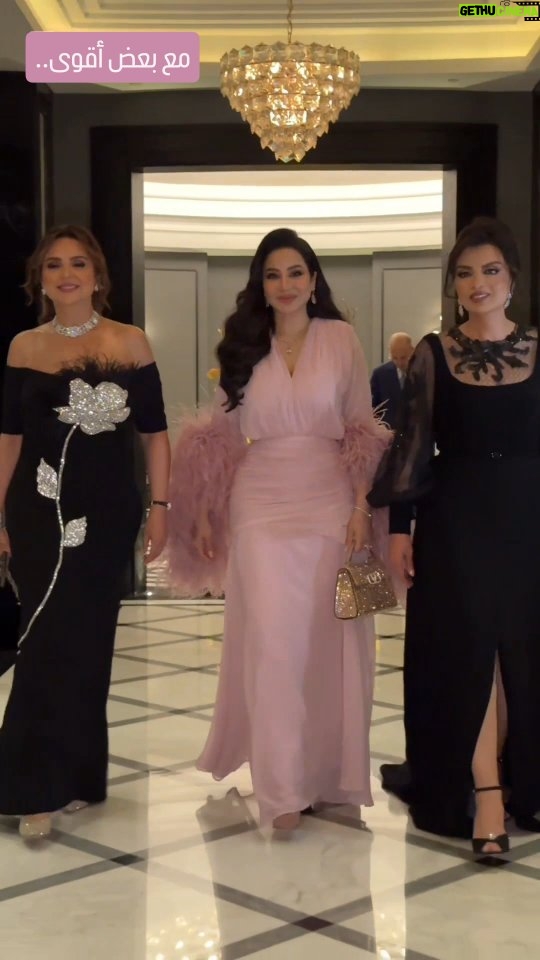 Lojain Omran - 3 Likes - ..
خلال عشرين سنة كثير حاولوا يدخلوا بينا و يفرقونا 
حابين نقول لهم 
مش شايفينكم 😎
..
اللي عندو صداقة مثلنا يصف جنبنا 🥰❤️
..
#لجين_عمران #lojain_omran #فاديا_الطويل #رنا_القاسم #أصدقاء