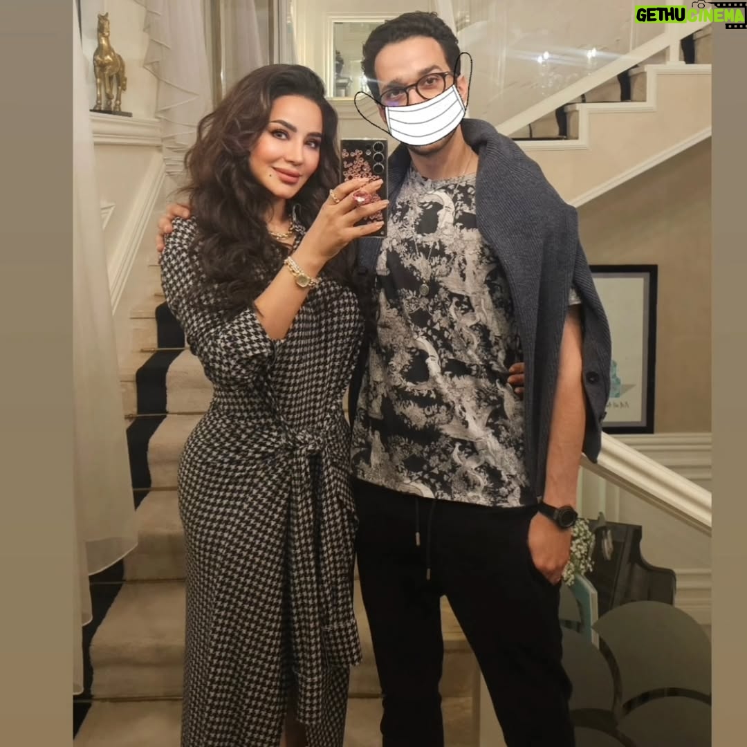 Lojain Omran - 3 Likes - ..
..

رسالتك اليوم عرفتني بمكانتي داخلك ❤️🥹
كل يوم تكبر يقلبي و عيني
كل يوم يزيد فخري فيك و تفاجئني أكثر
متى لحقت تكبر و تحسسني إنك مسؤول عني !؟
مسؤول عن حل مشاكلي !!
مسؤول عن تخفيف ألمي !!
مسؤول عن مستقبلي !!
شايل همي ليش ؟؟؟
يا عيون و قلب و روح أمك 
أنا اللي مسؤولة عن كل مافيك إنت و أختك ( عمرك لا تنسى هالشي)
الله لا يحرمني منكم و لا من عطفكم و حنانكم و إهتمامكم 
و تكونوا لي دائما في كبري و عسري عون و سند و ظهر يا بعد الدنيا إنتو ❤️🙏