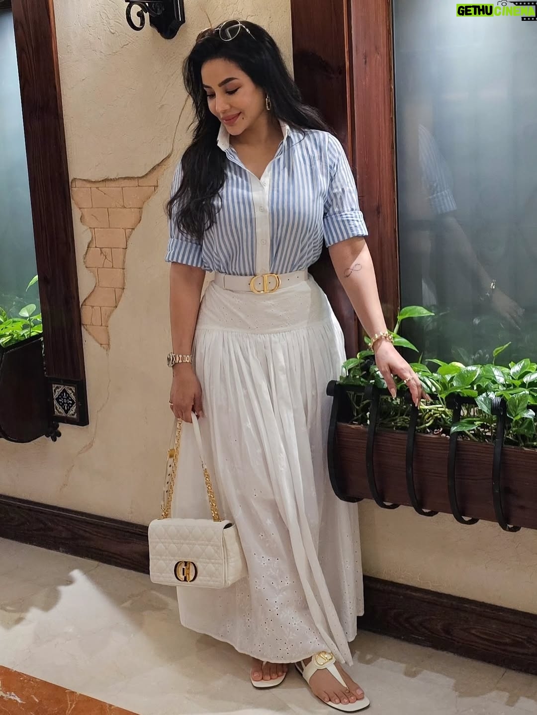 Lojain Omran - 3 Likes - ..
بين اللي (رضاهم) بعد رضا رب العالمين أهم مافي الدنيا
..
إنتو الخير و البركة و الراحة 
ممتنة لتربيتكم اللي عرفت قيمتها في هالزمن أكثر من أي وقت مضى
ممتنة لكل حضن و لكل قبلة و لكل لمسة حنان و لكل نصيحة كان دافعها الحب و الخوف على مصلحتي 
ممتنة لشعور الدفا و الإستقرار و الأمان اللي أحسه بينكم 
الله لا يحرمني منكم و يديمكم فوق راسي عز و فخر 🙏🥰❤️
..
..
#العائلة_أهم ##العائلة_أولا  # #لجين_عمران  #عالم_لجين #lojain_omran