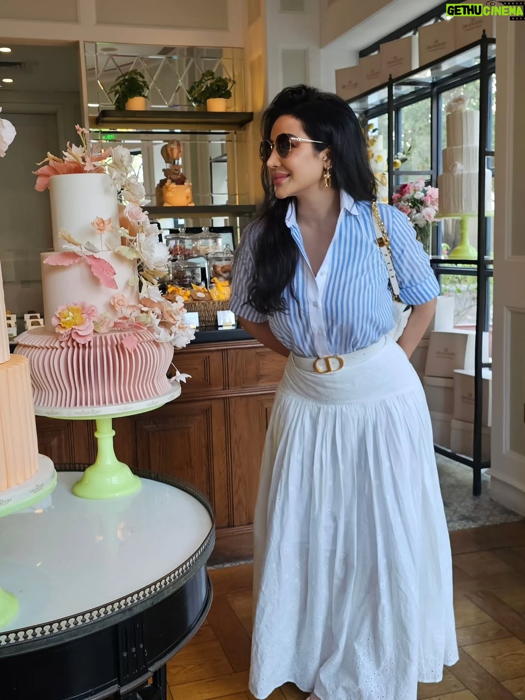 Lojain Omran - 3 Likes - ..
بين اللي (رضاهم) بعد رضا رب العالمين أهم مافي الدنيا
..
إنتو الخير و البركة و الراحة 
ممتنة لتربيتكم اللي عرفت قيمتها في هالزمن أكثر من أي وقت مضى
ممتنة لكل حضن و لكل قبلة و لكل لمسة حنان و لكل نصيحة كان دافعها الحب و الخوف على مصلحتي 
ممتنة لشعور الدفا و الإستقرار و الأمان اللي أحسه بينكم 
الله لا يحرمني منكم و يديمكم فوق راسي عز و فخر 🙏🥰❤️
..
..
#العائلة_أهم ##العائلة_أولا  # #لجين_عمران  #عالم_لجين #lojain_omran