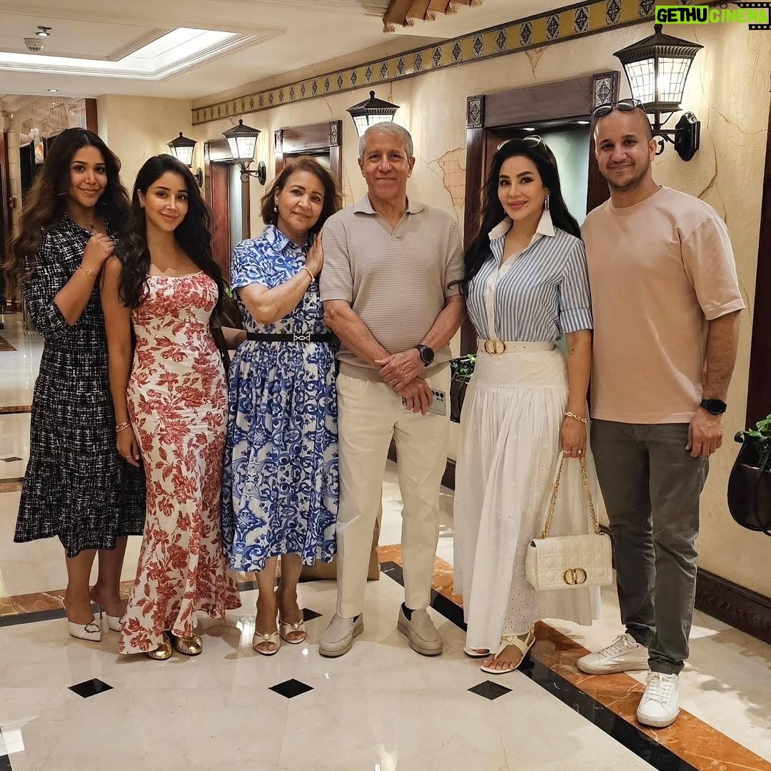 Lojain Omran - 3 Likes - ..
..
الحمدلله 
أباهي العالم و أفخر بقلب و دعم و حب عائلتي 
رُزقت بهم سندا قويا 
تميل الدنيا ولا يميلوا❤️🙏
..
الله لا يحرمني منهم و لا من لمتهم الغالية اللي تملئ قلبي فرح و سعادة و راحة بال.