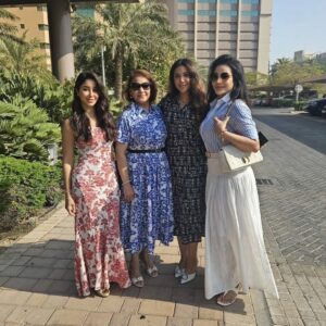 Lojain Omran Instagram - ..
..
الحمدلله 
أباهي العالم و أفخر بقلب و دعم و حب عائلتي 
رُزقت بهم سندا قويا 
تميل الدنيا ولا يميلوا❤️🙏
..
الله لا يحرمني منهم و لا من لمتهم الغالية اللي تملئ قلبي فرح و سعادة و راحة بال.