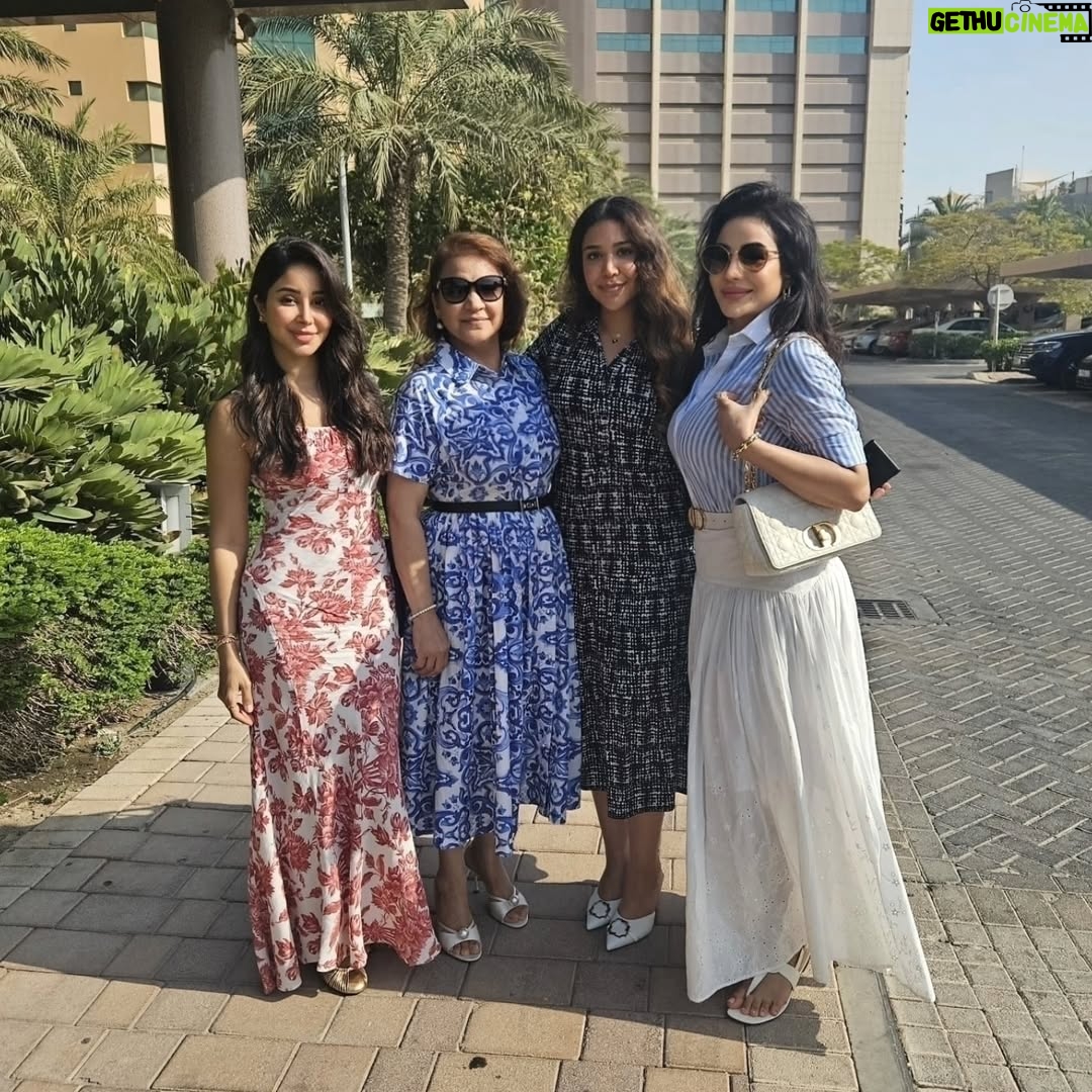 Lojain Omran - 3 Likes - ..
..
الحمدلله 
أباهي العالم و أفخر بقلب و دعم و حب عائلتي 
رُزقت بهم سندا قويا 
تميل الدنيا ولا يميلوا❤️🙏
..
الله لا يحرمني منهم و لا من لمتهم الغالية اللي تملئ قلبي فرح و سعادة و راحة بال.