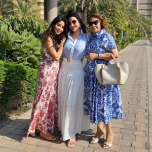 Lojain Omran Instagram - ..
..
الحمدلله 
أباهي العالم و أفخر بقلب و دعم و حب عائلتي 
رُزقت بهم سندا قويا 
تميل الدنيا ولا يميلوا❤️🙏
..
الله لا يحرمني منهم و لا من لمتهم الغالية اللي تملئ قلبي فرح و سعادة و راحة بال.