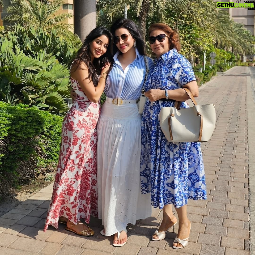 Lojain Omran - 3 Likes - ..
..
الحمدلله 
أباهي العالم و أفخر بقلب و دعم و حب عائلتي 
رُزقت بهم سندا قويا 
تميل الدنيا ولا يميلوا❤️🙏
..
الله لا يحرمني منهم و لا من لمتهم الغالية اللي تملئ قلبي فرح و سعادة و راحة بال.