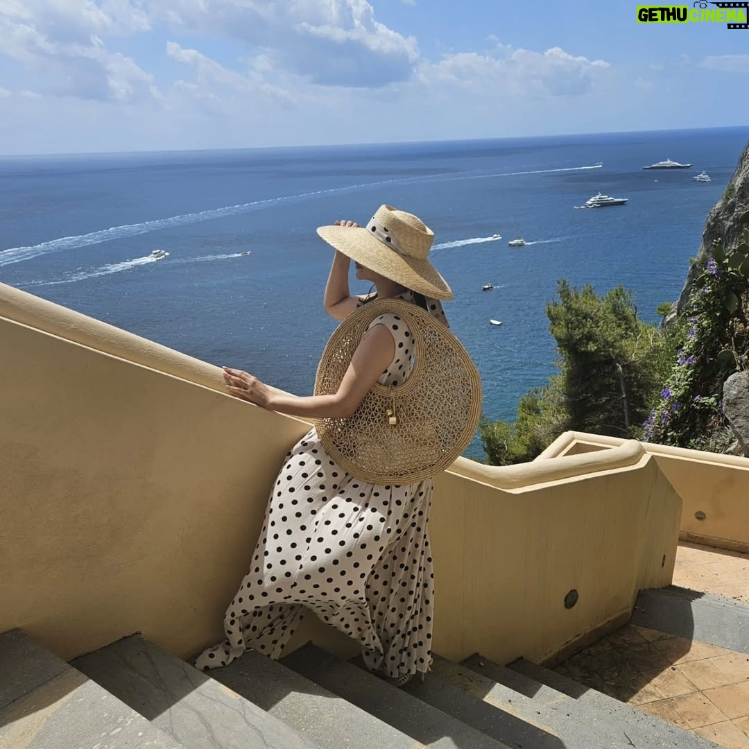 Lojain Omran - 3 Likes - ..
..
endlessly blessed, forever grateful 💫🤍🙏🇮🇹
..
#amalficoast #positano #vacation #summer #لجين_عمران #lojain_omran #الصيف