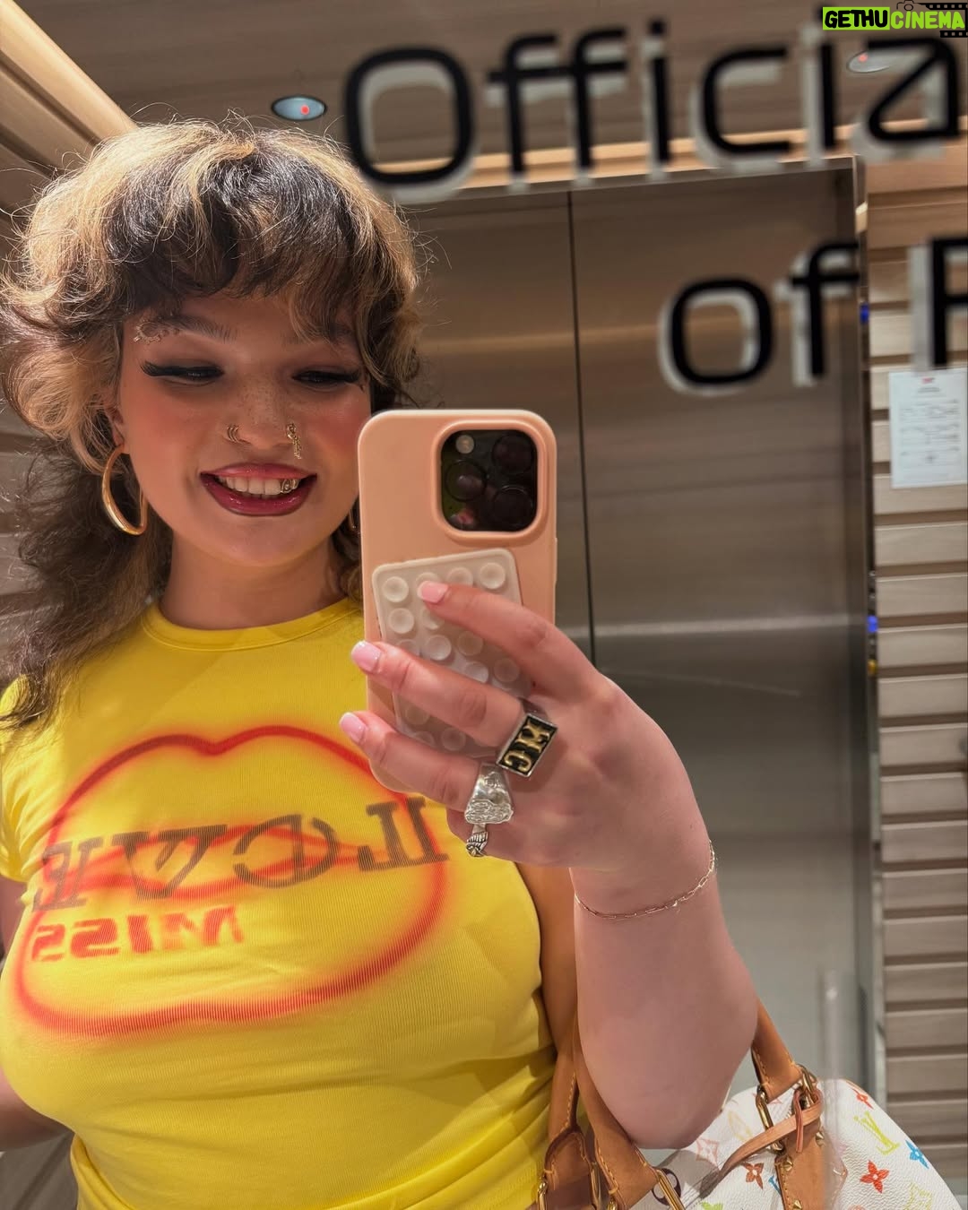Lola Young - 213.5K Likes - life is so insane for me right now, i can’t really believe it, and it feels surreal, sometimes weird but usually just really f**king surreal

dreams can come true, they really can.

I have so much to say , but to be honest there’s almost too much, so here’s a dump of whats been happening in my week. 

I love you all