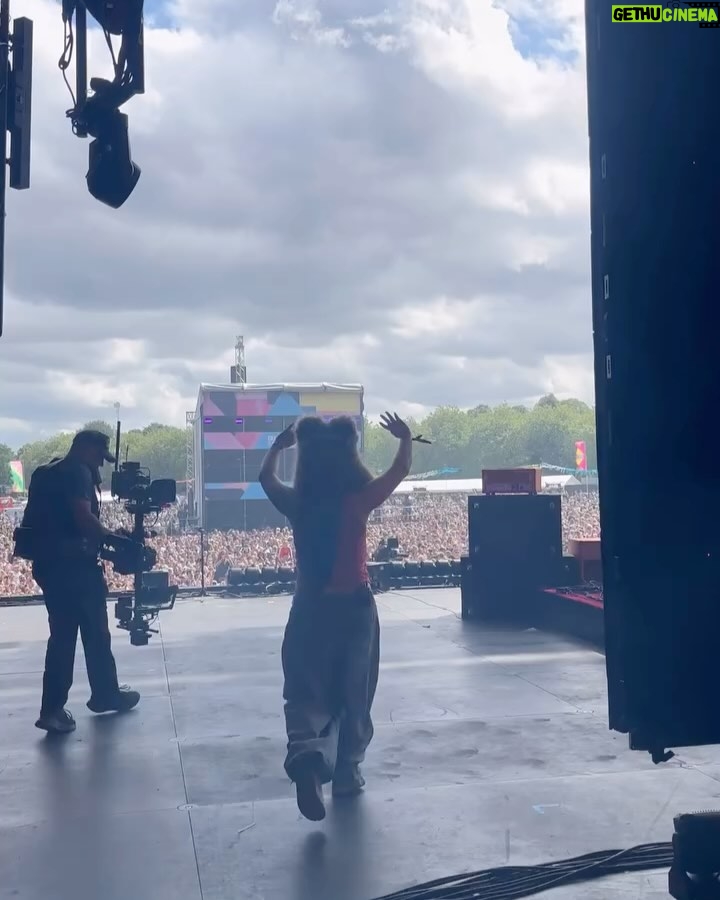 Lola Young - 213.5K Likes - life is so insane for me right now, i can’t really believe it, and it feels surreal, sometimes weird but usually just really f**king surreal

dreams can come true, they really can.

I have so much to say , but to be honest there’s almost too much, so here’s a dump of whats been happening in my week. 

I love you all