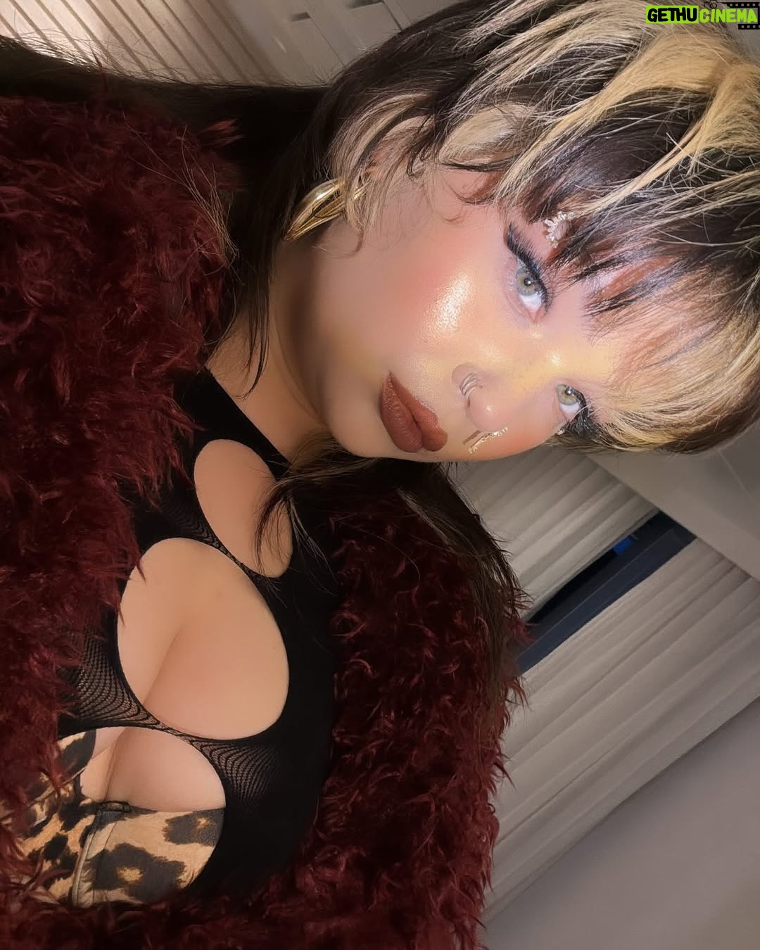 Lola Young - 213.5K Likes - life is so insane for me right now, i can’t really believe it, and it feels surreal, sometimes weird but usually just really f**king surreal

dreams can come true, they really can.

I have so much to say , but to be honest there’s almost too much, so here’s a dump of whats been happening in my week. 

I love you all