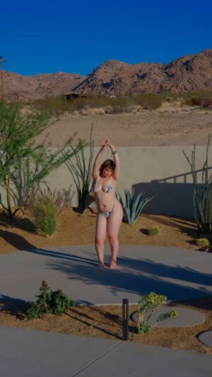 Lola Young Instagram - me feeling myself a bit too hard in the desert..