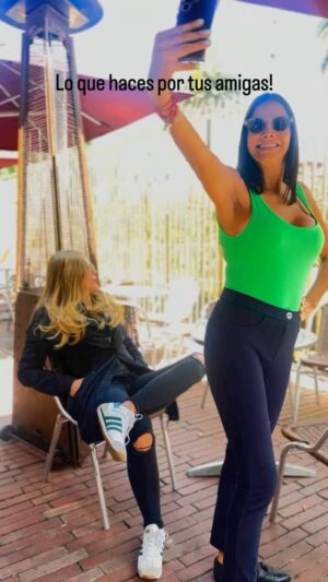 Lorna Cepeda Instagram - Todo por las amigas! Jajajajaja #humor #amistad #humordedomingo