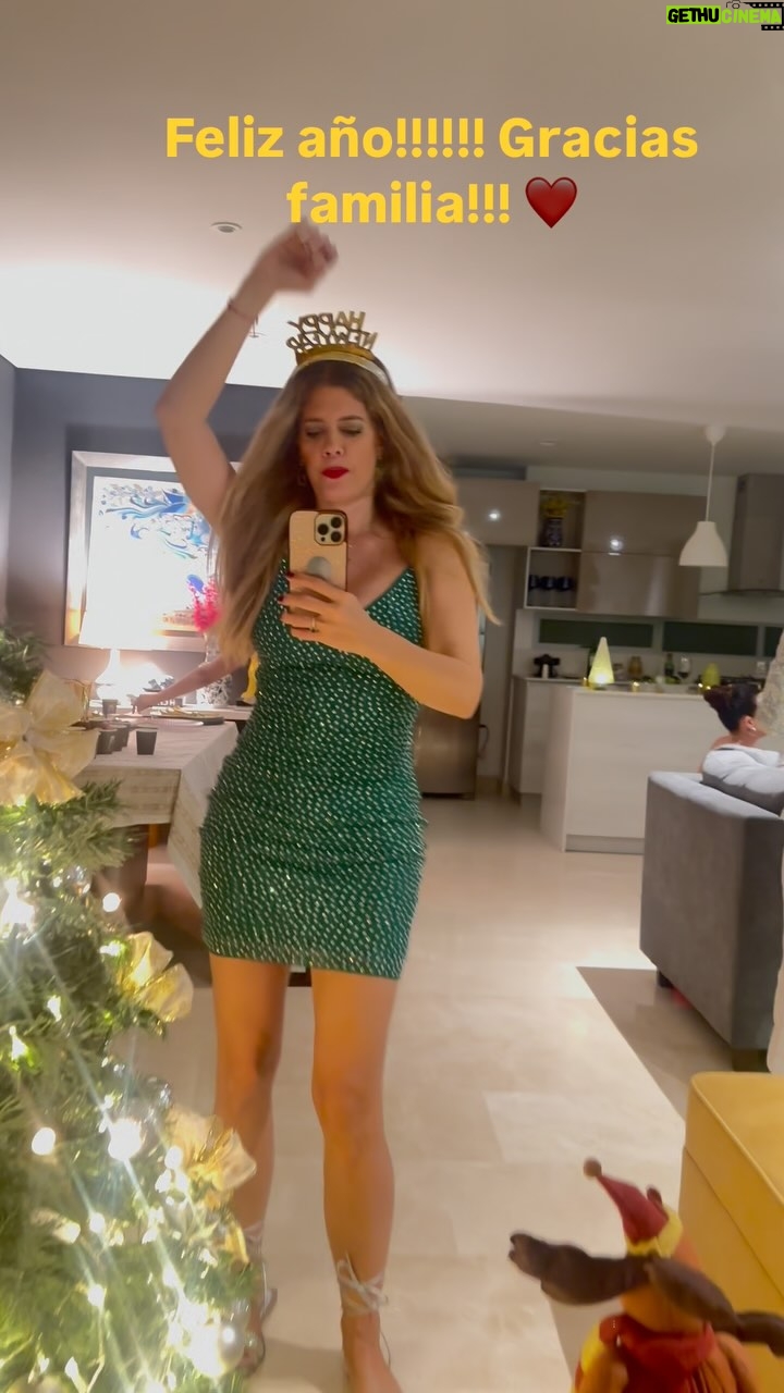 Lorna Cepeda - 77.9K Likes - Feliz año familiaaaa!!! Que sea un año lleno de bendiciones para todos, de salud física y mental, de amor, de felicidad, de abundancia y gratitud!!! Los amo!!! Gracias por acompañarme!!! ❤️