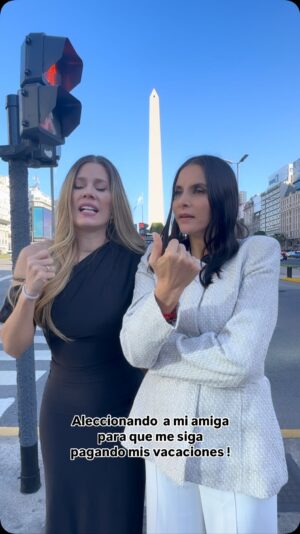 Lorna Cepeda Instagram - Cuando trato de convencer a mi amiga a que me pague las vacaciones!!! Jajajajajaja