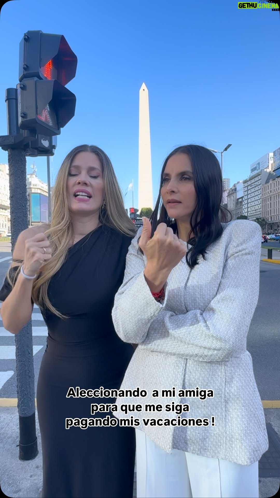 Lorna Cepeda - 99.8K Likes - Cuando trato de convencer a mi amiga a que me pague las vacaciones!!! Jajajajajaja