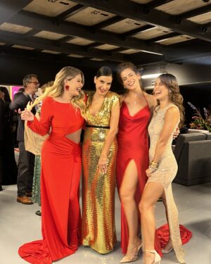 Lorna Cepeda Instagram - La verdad, mi sentimiento es de agradecimiento, con Dios, la vida, mis compañeros y amigos, y por supuesto a ustedes que nos han acompañado durante tantos años, lo que hemos hecho hoy #bettylafealahistoriacontinua es con todo el amor! Gracias a @canalrcn #rcnestudios @primevideolat obviamente, todo su equipo que ha sido maravilloso, me encantaría nombrarlos a todos! Pero no terminaría de escribir este texto! Si@plemente gracias y los amo! Mi outif @sergio_tiradomexico gracias ❤️ 
Ahhhh!! Y perdón por meterme en la foto familiar entre Jorgito, Anita y juanitaaaa! No me di cuenta! (Algunas personas escribieron que no les deje tomar la foto familiar)
Jajajajajajajaja lo sientooooooo!!!