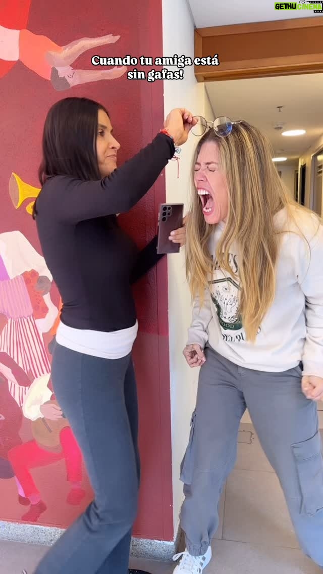 Lorna Cepeda - 60.2K Likes - Cuando estoy sin gafas! Jajajajajajajajajaja 
#humor #comedia #amistad