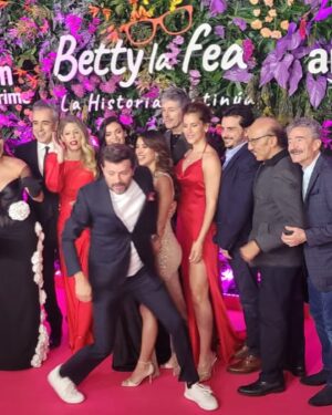 Lorna Cepeda Instagram - La verdad, mi sentimiento es de agradecimiento, con Dios, la vida, mis compañeros y amigos, y por supuesto a ustedes que nos han acompañado durante tantos años, lo que hemos hecho hoy #bettylafealahistoriacontinua es con todo el amor! Gracias a @canalrcn #rcnestudios @primevideolat obviamente, todo su equipo que ha sido maravilloso, me encantaría nombrarlos a todos! Pero no terminaría de escribir este texto! Si@plemente gracias y los amo! Mi outif @sergio_tiradomexico gracias ❤️ 
Ahhhh!! Y perdón por meterme en la foto familiar entre Jorgito, Anita y juanitaaaa! No me di cuenta! (Algunas personas escribieron que no les deje tomar la foto familiar)
Jajajajajajajaja lo sientooooooo!!!