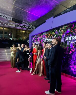 Lorna Cepeda Instagram - La verdad, mi sentimiento es de agradecimiento, con Dios, la vida, mis compañeros y amigos, y por supuesto a ustedes que nos han acompañado durante tantos años, lo que hemos hecho hoy #bettylafealahistoriacontinua es con todo el amor! Gracias a @canalrcn #rcnestudios @primevideolat obviamente, todo su equipo que ha sido maravilloso, me encantaría nombrarlos a todos! Pero no terminaría de escribir este texto! Si@plemente gracias y los amo! Mi outif @sergio_tiradomexico gracias ❤️ 
Ahhhh!! Y perdón por meterme en la foto familiar entre Jorgito, Anita y juanitaaaa! No me di cuenta! (Algunas personas escribieron que no les deje tomar la foto familiar)
Jajajajajajajaja lo sientooooooo!!!