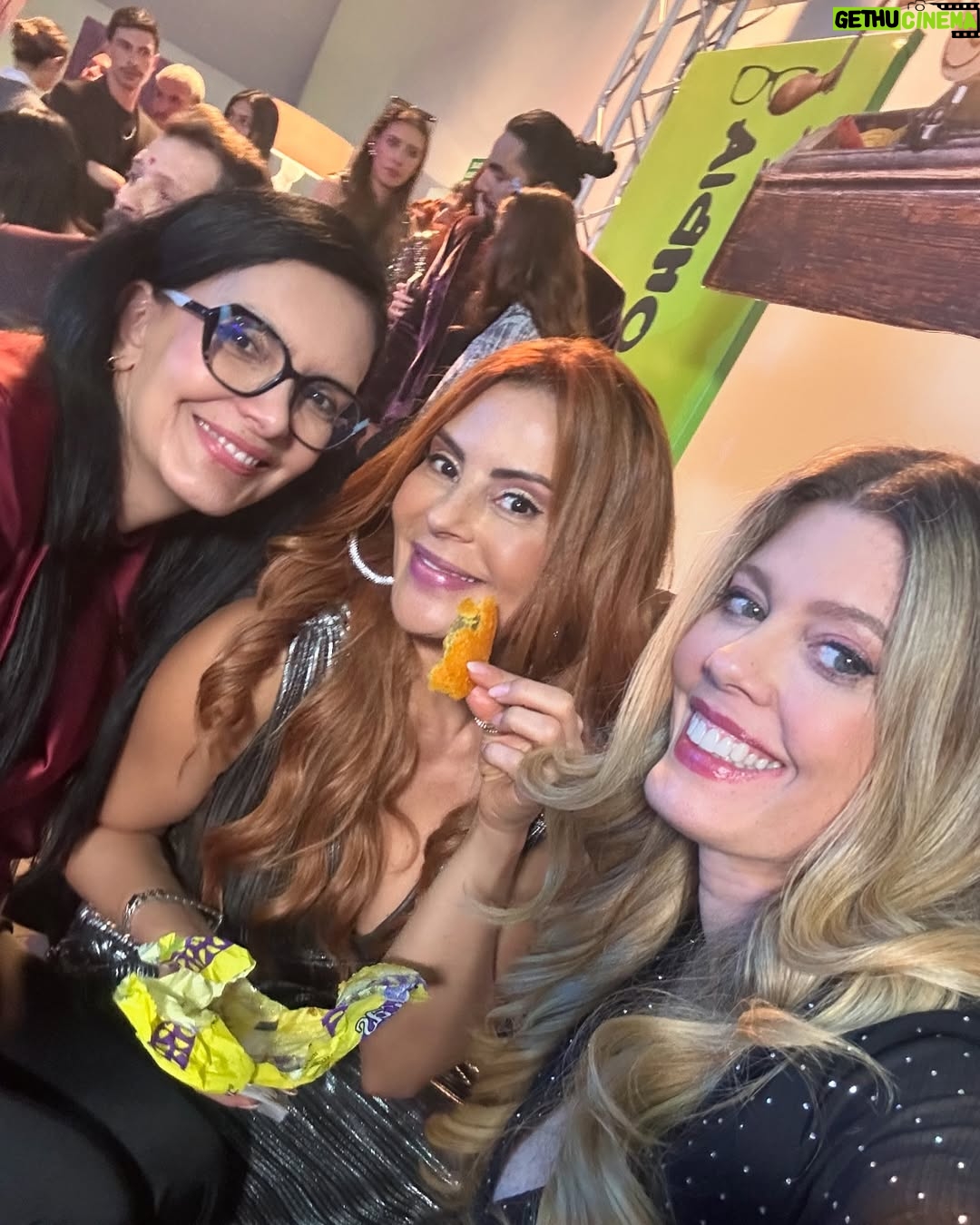 Lorna Cepeda - 131.5K Likes - Entre grabación y grabación, siempre hay tiempo para captar estos momentos!!!