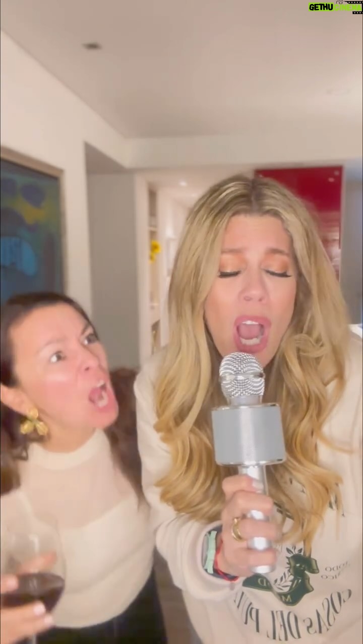 Lorna Cepeda - 80.1K Likes - Salud por esa amiga que no puede faltar en tu vida! Jajajajajajajaja  y gracias @doubledragontwins por ser tan maravillosas!
