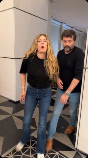 Lorna Cepeda Instagram - Si se cierra una puerta …. La abro porque la abro! Jajajajajajajajaja #humor
