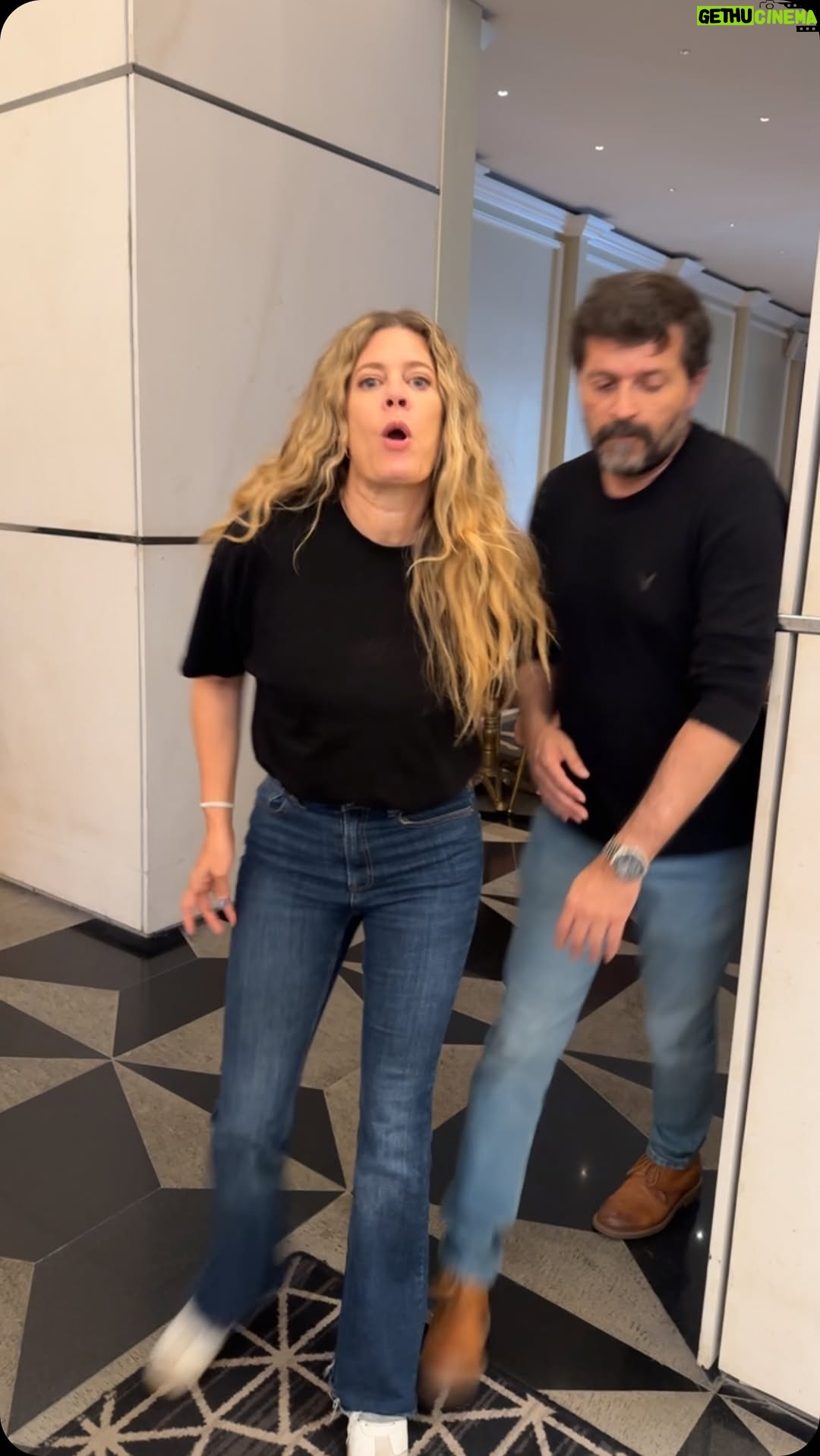 Lorna Cepeda - 220.6K Likes - Si se cierra una puerta …. La abro porque la abro! Jajajajajajajajaja #humor