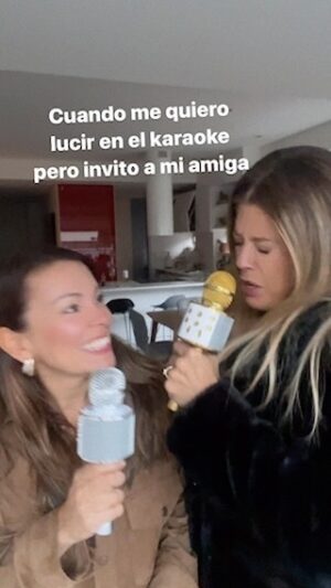 Lorna Cepeda Instagram - Cuando me quiero lucir en el karaoke pero invito a mi amiga jajajaja

#humor
#comedia 
#amigas