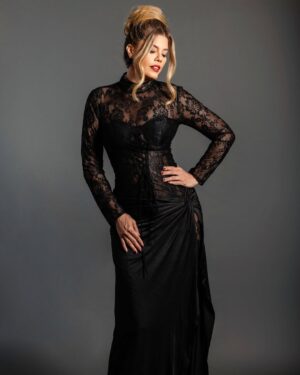 Lorna Cepeda Instagram - Ámate en todas tus versiones! 
Gracias a mi queridos y talentosos @sergio_tiradomexico por el outfit @nevarezubaldo_  maquillaje y peinado y foto @celestinoolivera
