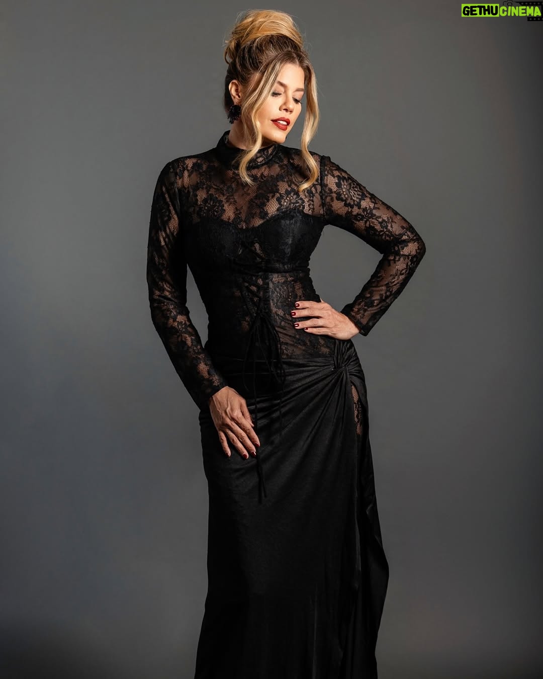 Lorna Cepeda - 178.5K Likes - Ámate en todas tus versiones! 
Gracias a mi queridos y talentosos @sergio_tiradomexico por el outfit @nevarezubaldo_  maquillaje y peinado y foto @celestinoolivera