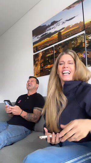 Lorna Cepeda Instagram - Ya vivimos solos! Jajajajajaja mi marido se presta para todo!!