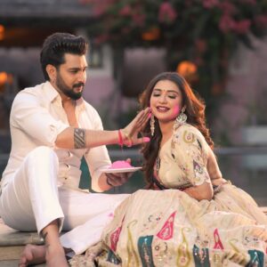 Lovely Sharma Instagram - Ishq ke Rang 🌈🤍🌻
-
Photography @rajveersinghphotography
Outfit @santosh_designs
Makeup @ssonamratra
Jewellery @chinar_jewels
Location @mandawakothi
Mehendi @shrutismehandia
_
_
#holi #holiphotoshoot📸 #couplephotography #bollywood #sanjayleelabhansali #happyholi #aditya #lovelysharma #rajasthan
Recreating
@rajasthan_tourism @bhansaliproductions @deepikapadukone @ranveersingh