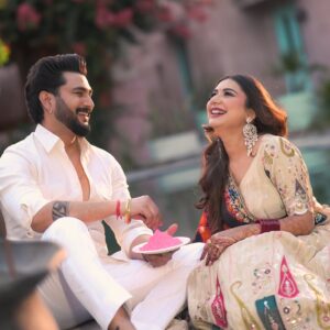 Lovely Sharma Instagram - Ishq ke Rang 🌈🤍🌻 

-
Photography @rajveersinghphotography 
Outfit @santosh_designs 
Makeup  @ssonamratra 
Jewellery @chinar_jewels 
Location @mandawakothi 
Mehendi @shrutismehandia 

_
_

#holi #holiphotoshoot📸 #couplephotography #bollywood #sanjayleelabhansali #happyholi #aditya #lovelysharma #rajasthan 

Recreating 
@rajasthan_tourism @bhansaliproductions @deepikapadukone @ranveersingh