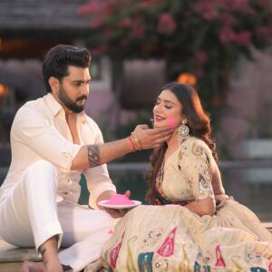 Lovely Sharma Instagram - Ishq ke Rang 🌈🤍🌻 

-
Photography @rajveersinghphotography 
Outfit @santosh_designs 
Makeup  @ssonamratra 
Jewellery @chinar_jewels 
Location @mandawakothi 
Mehendi @shrutismehandia 

_
_

#holi #holiphotoshoot📸 #couplephotography #bollywood #sanjayleelabhansali #happyholi #aditya #lovelysharma #rajasthan 

Recreating 
@rajasthan_tourism @bhansaliproductions @deepikapadukone @ranveersingh