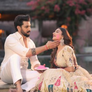 Lovely Sharma Instagram - Ishq ke Rang 🌈🤍🌻 

-
Photography @rajveersinghphotography 
Outfit @santosh_designs 
Makeup  @ssonamratra 
Jewellery @chinar_jewels 
Location @mandawakothi 
Mehendi @shrutismehandia 

_
_

#holi #holiphotoshoot📸 #couplephotography #bollywood #sanjayleelabhansali #happyholi #aditya #lovelysharma #rajasthan 

Recreating 
@rajasthan_tourism @bhansaliproductions @deepikapadukone @ranveersingh