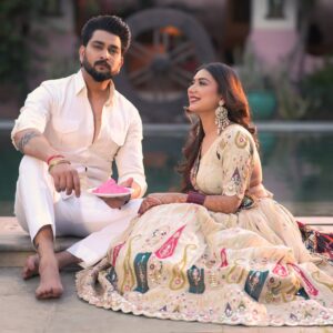 Lovely Sharma Instagram - Ishq ke Rang 🌈🤍🌻 

-
Photography @rajveersinghphotography 
Outfit @santosh_designs 
Makeup  @ssonamratra 
Jewellery @chinar_jewels 
Location @mandawakothi 
Mehendi @shrutismehandia 

_
_

#holi #holiphotoshoot📸 #couplephotography #bollywood #sanjayleelabhansali #happyholi #aditya #lovelysharma #rajasthan 

Recreating 
@rajasthan_tourism @bhansaliproductions @deepikapadukone @ranveersingh