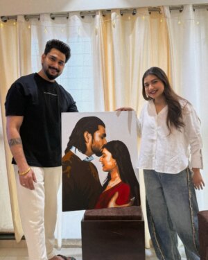 Lovely Sharma Instagram - Iss khubsurat surprise ke liye dil se shukriya!
Ek special thanks to the super talented Nupur  @nupuurr29 — tumne ek yaad ko itne pyaare tareeke se canvas pe utaar diya, it truly feels alive. Tumhara art sirf painting nahi, emotions ka ek beautiful expression hai.
Aur meri pyaari wife Lovely  @lovelysharmaofficial — tumhaari har choti choti baat mujhe har baar impress karti hai. Tumhara pyaar aur thoughtfulness hamesha dil ko choo jaata hai.
Yeh gift sirf ek painting nahi, ek yaadgar pal hai jo hamesha mere dil ke kareeb rahega.

#DilSeShukriya #BeautifulSurprise #ArtWithHeart #ThankYouNupur #LovelyGesture
#bollywood
#surprise #love