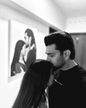 Lovely Sharma Instagram - Iss khubsurat surprise ke liye dil se shukriya!
Ek special thanks to the super talented Nupur  @nupuurr29 — tumne ek yaad ko itne pyaare tareeke se canvas pe utaar diya, it truly feels alive. Tumhara art sirf painting nahi, emotions ka ek beautiful expression hai.
Aur meri pyaari wife Lovely  @lovelysharmaofficial — tumhaari har choti choti baat mujhe har baar impress karti hai. Tumhara pyaar aur thoughtfulness hamesha dil ko choo jaata hai.
Yeh gift sirf ek painting nahi, ek yaadgar pal hai jo hamesha mere dil ke kareeb rahega.

#DilSeShukriya #BeautifulSurprise #ArtWithHeart #ThankYouNupur #LovelyGesture
#bollywood
#surprise #love