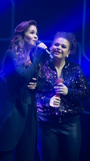 Lucero Instagram - Momento mamá e hija, juntas en este escenario, brillando las dos como un lucero, piel chinita y emoción al mil, así nos tiene @luceromijaresoficial con @luceromexico 😍🥰

¡Disfruta con nosotros de #JuegoDeVoces por #LasEstrellas! ✨🎙️