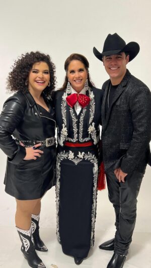 Lucero Instagram - Mi momento favorito, mi canción favorita, mis cantantes favoritos! 💃🏼🕺💃🏼♥️🌟 

#vasadecirquesi #lalocapetillo #luceromijares #laluce #laloylucero