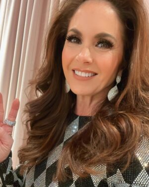 Lucero Instagram - Gracias publicazo hermoso por una noche mágica y alucinante en Las Vegas! Mijares y yo estamos muy agradecidos y emocionados por haber celebrado a México con ustedes, porque las cantaron todas, porque bailaron todo, corearon al mil con nuestro mariachi y se la pasaron espectacular! Nosotros nos vamos con el corazón lleno de amor y de aplausos! Son lo mejor! 😍🌟
Hasta la próxima y que viva México! 🇲🇽🎉🔥💖🙌🏼