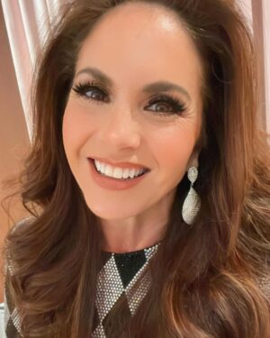 Lucero Instagram - Gracias publicazo hermoso por una noche mágica y alucinante en Las Vegas! Mijares y yo estamos muy agradecidos y emocionados por haber celebrado a México con ustedes, porque las cantaron todas, porque bailaron todo, corearon al mil con nuestro mariachi y se la pasaron espectacular! Nosotros nos vamos con el corazón lleno de amor y de aplausos! Son lo mejor! 😍🌟
Hasta la próxima y que viva México! 🇲🇽🎉🔥💖🙌🏼