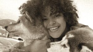 Lucero Instagram - Mi niña, mi luz, mi princesa, mi sueño realizado hoy cumple 20. 
Y parece que fue hace unos días cuando nació y levantaba la ceja aún cuando dormía en mi hombro o en mis brazos. 

Mi Lucero, celebro tu vida preciosa mía, y celebro diario 
porque eres mi regalo de todos los días. 

Gracias por tus risas para todos mis chistes, por pedirme que no me vaya a dormir temprano para quedarnos otro rato juntas, por ser mi mejor amiga y confidente, por hablarme y por escucharme y por ser mi compañera en todo lo que hacemos. 

Eres la hija que siempre soñé pero cada instante superas mis expectativas…
Tan inteligente, tan madura, tan bella, tan única, tan tú. 

Que Dios siga guiando tu camino y que seas la persona más feliz de este planeta, hoy y todos los días de tu vida. Feliz cumple. 

Te amo como no sabes. 
Un día vamos por un jellycat. 
🎂🎉🌟💝🎶🌹♥️