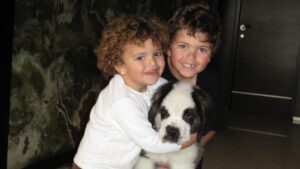 Lucero Instagram - Mi niña, mi luz, mi princesa, mi sueño realizado hoy cumple 20. 
Y parece que fue hace unos días cuando nació y levantaba la ceja aún cuando dormía en mi hombro o en mis brazos. 

Mi Lucero, celebro tu vida preciosa mía, y celebro diario 
porque eres mi regalo de todos los días. 

Gracias por tus risas para todos mis chistes, por pedirme que no me vaya a dormir temprano para quedarnos otro rato juntas, por ser mi mejor amiga y confidente, por hablarme y por escucharme y por ser mi compañera en todo lo que hacemos. 

Eres la hija que siempre soñé pero cada instante superas mis expectativas…
Tan inteligente, tan madura, tan bella, tan única, tan tú. 

Que Dios siga guiando tu camino y que seas la persona más feliz de este planeta, hoy y todos los días de tu vida. Feliz cumple. 

Te amo como no sabes. 
Un día vamos por un jellycat. 
🎂🎉🌟💝🎶🌹♥️