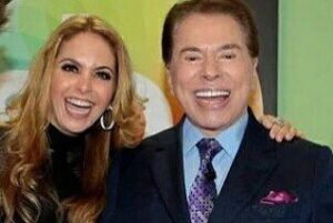 Lucero Instagram - O grande Silvio Santos, uma das maiores lendas da televisão, vai embora hoje, deixando muitos corações tristes.

Descanse em paz o rei, a quem tive a enorme sorte de conhecer e compartilhar com ele em alguns de seus programas, verificando a enorme figura e ser humano que sempre foi. Sinto muito sua partida. 

Minhas mais profundas condolências à sua linda família e amigos, a todas as pessoas que cresceram com ele. Voe alto Silvio querido, seu legado sempre será lembrado com um grande sorriso e muito amor.
.
.
.

El gran Silvio Santos, una de las más grandes leyendas de la televisión, se va hoy, dejando muchos corazones tristes. 

Descanse en paz el rey, a quien tuve la enorme fortuna de conocer y compartir con él en algunos de sus programas comprobando la enorme figura y ser humano que fue siempre. Siento mucho su partida. 

Mi más sentido pésame a su linda familia y amigos, a todas las personas que crecieron con él. Vuela alto Silvio querido, tu legado será recordado por siempre con una gran sonrisa y mucho amor. 

#silviosantos 🕊️✨