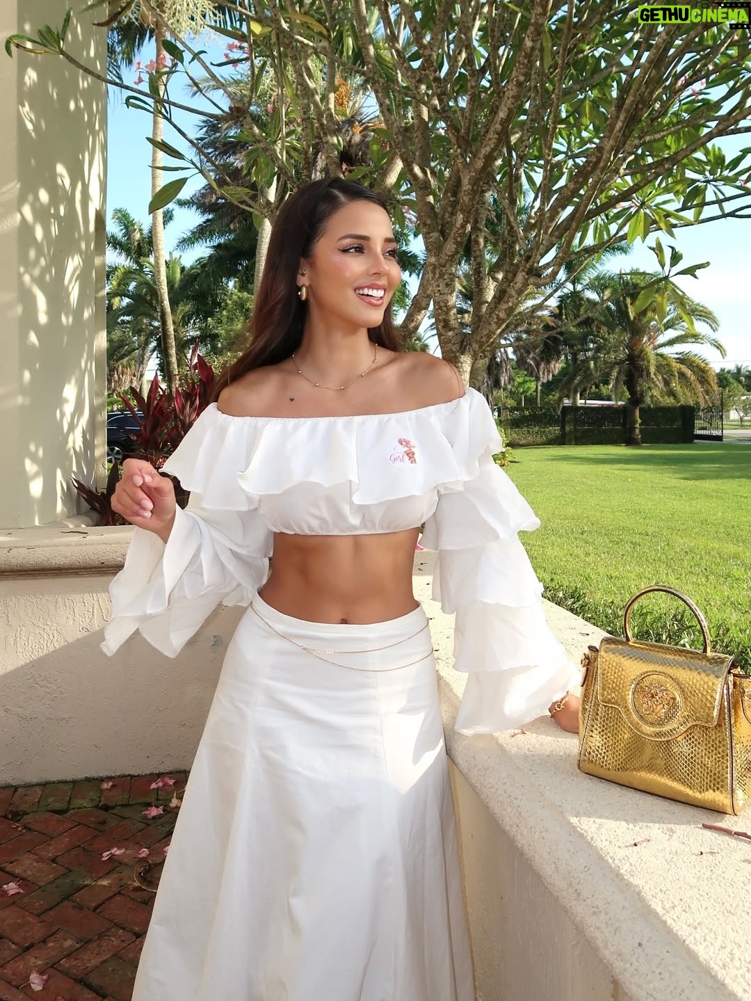 Luciana Fuster - 71.2K Likes - Gender reveal de mi queen sissy 🩷🩷🥹🥹 @camilaescribenss
Qué alegría tan grande saber que viene una bebita en camino!! 🎀. Te deseo lo más lindo del mundo y mucho amor en esta nueva etapa 👶🏻. I’m sure @allenlazard and you’re going to do amazing ✨️
I’m so proud of you. Love you always 👑💞
