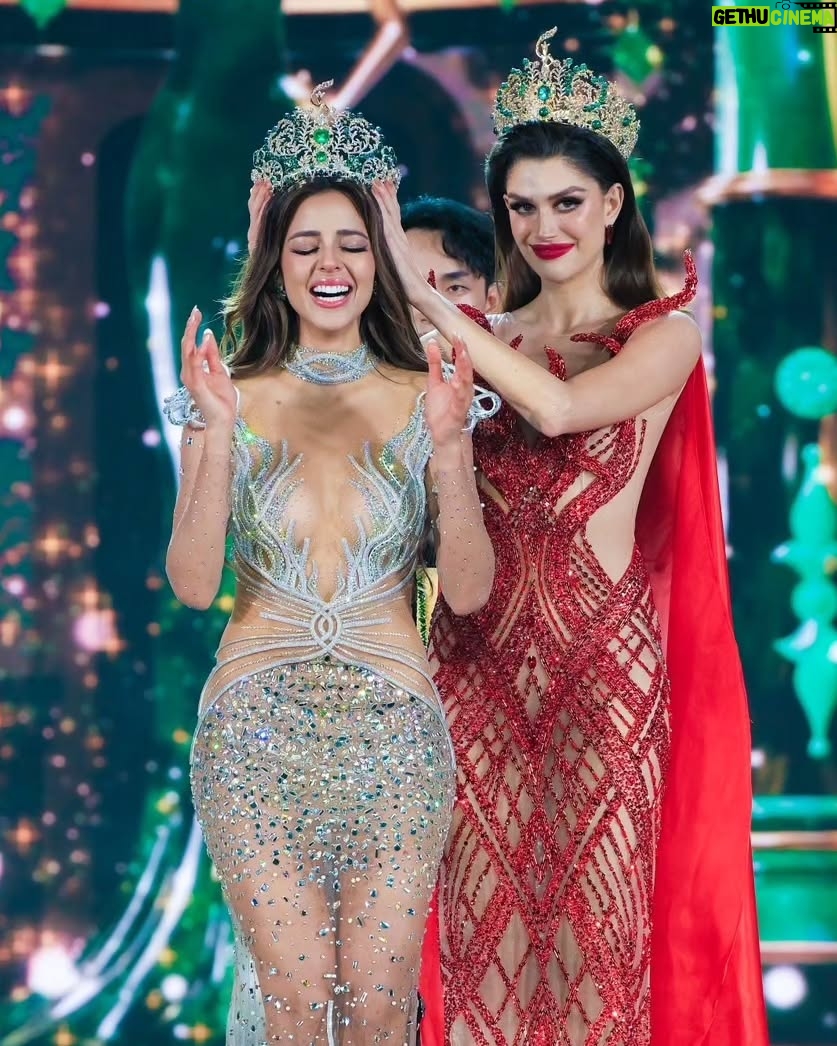 Luciana Fuster - 540.8K Likes - MAMÁAA, SOY MISS GRAND INTERNATIONAL 2023 🥹🥹❤️❤️ @missgrandinternational

We did it Perú!! LO LOGRAMOOOS ❤️🤍❤️
Esto es taaan increíble que no caigo aún en la noche de ayer!!
Solo tengo palabras de agradecimiento con todos ustedes... por ser parte del proceso, por estar al tanto cada día,  por todo el apoyo y amor que me han dado 🙏🏻. I'm so grateful ❤️.
Hace unos días hice un post de mencionando a mi familia, a Pato, a la organización... y lo repito... GRACIAS a cada uno por el papel tan importante que han tenido en este camino!!! 

JUSTO CUANDO LA ORUGA PIENSA QUE SU CICLO TERMINÓ... SE CONVIERTE EN MARIPOSA 🐛✨️🦋 

Estoy lista para volar 🤍. Hoy empieza un nuevo capítulo en mi vida y me prometo que será el más maravilloso. Estoy lista para trabajar de la mano con MGI, lista para tantos nuevos retos, ansiosa, feliz y con miles de emociones y sentimientos mezclados 😅🙌🏻 

Quiero que disfruten de este reinado tanto como yo lo haré. 

Atte, 

LUCIANA FUSTER, MISS GRAND INTERNATIONAL 2023 👑